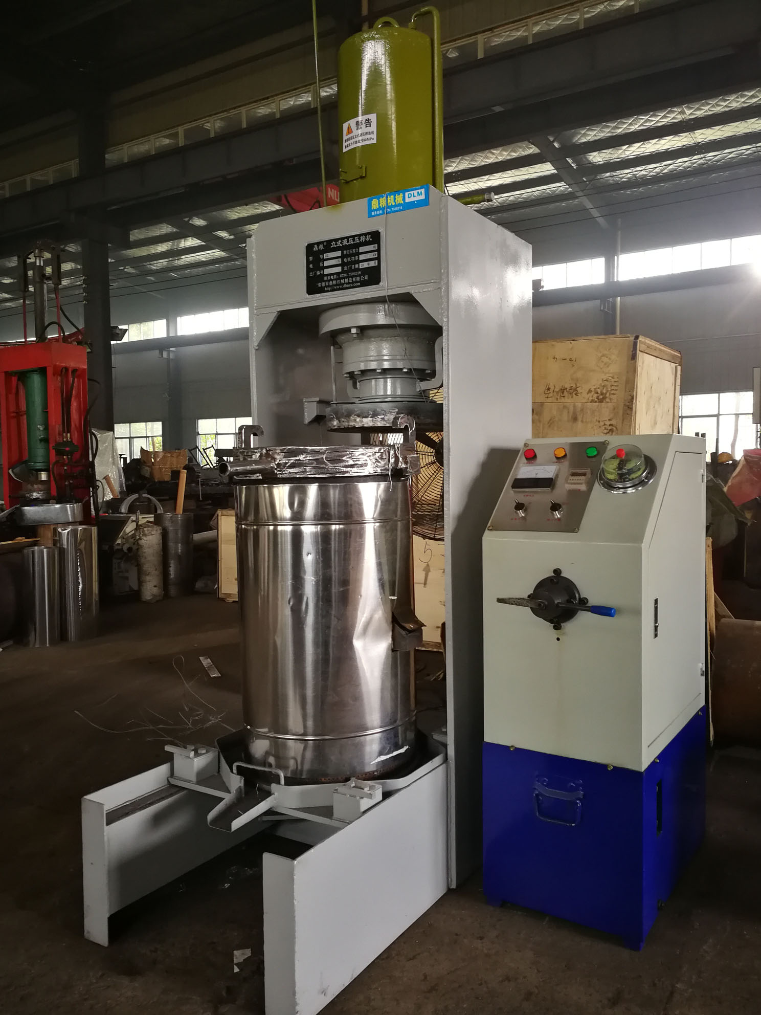 不銹鋼超高壓立式液壓壓榨機(jī)，果汁壓榨機(jī)，果渣壓榨機(jī)，藥材壓榨，油渣處理，白土壓榨